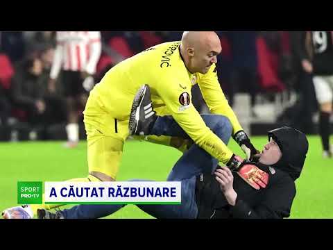 Scene incredibile în Olanda! Un fan a intrat pe teren și l-a lovit pe portarul Sevillei!