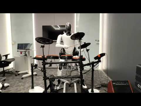 ROBÔ XIAOMI CYBER ONE TOCANDO BATERIA !