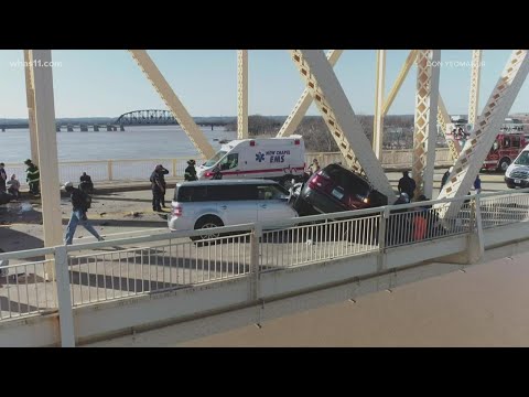 2nd Street Bridge blocked after multi-vehicle crash
