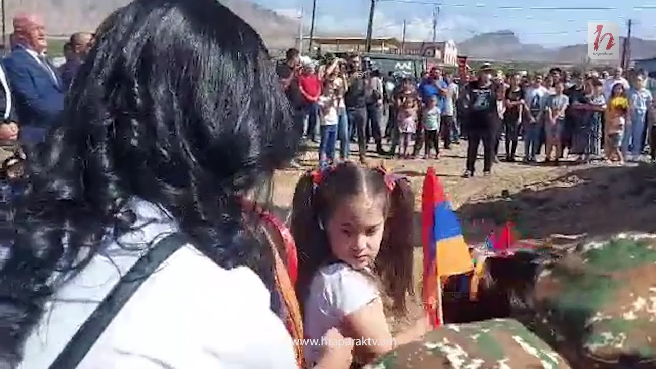 Դպրոցականներին բերել են Գարիկ Սարգսյանի միջոցառմանը. ուսուցիչները հրամաններ են տալիս