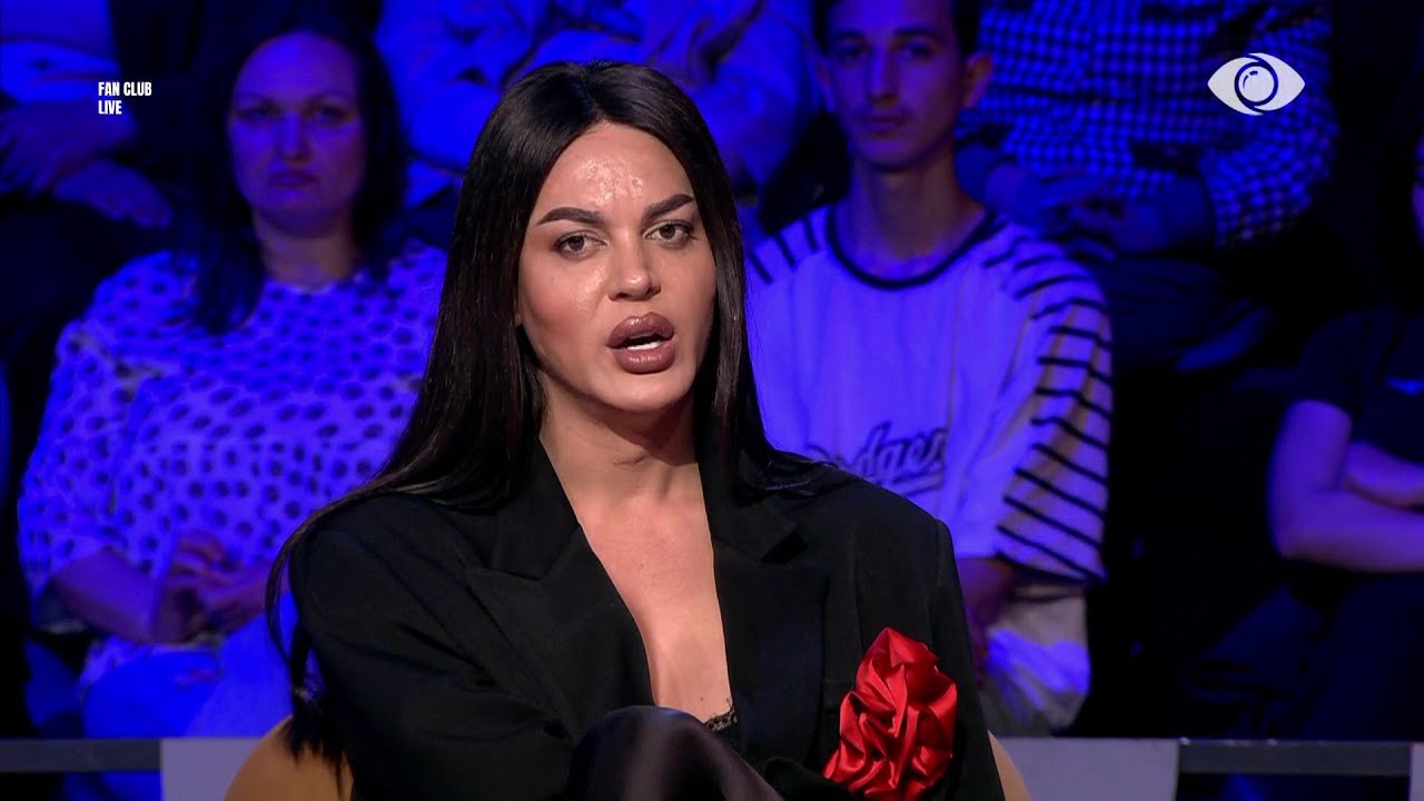 U fute si luaneshë, dole si pulë..., Amber, përballë pyetjeve të publikut - Fan Club