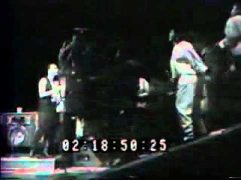 U2  (September 1987)  - Still Haven't Found What I'm Looking For + New Voices of Freedom choir.