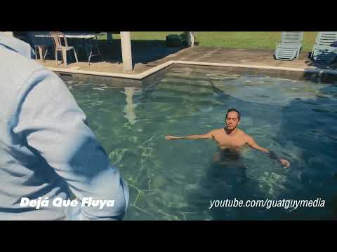 Clip DEJÁ QUE FLUYA - "¿Nunca te has metido a nadar desnudo?"