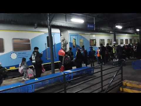 Tren 151 Once-Bragado con Materfer MTF-3300 MF105 + 9 coches CNR llegando a Haedo