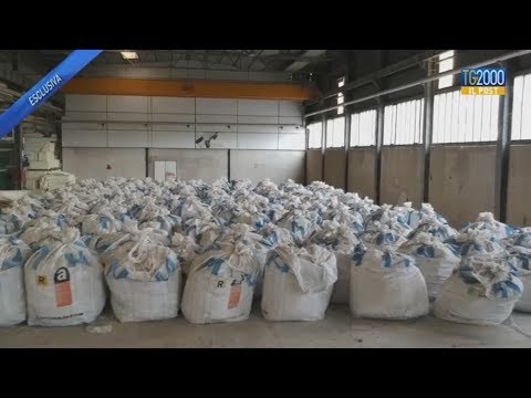 Centinaia di sacchi di amianto in ex fabbrica in Val Basento