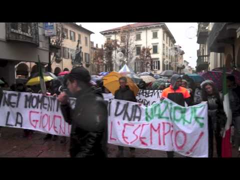 Gli studenti sfidano la pioggia