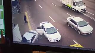 Сегодня, 13 ноября, в Киеве такси Uber влетело на остановку. Погибло два человека