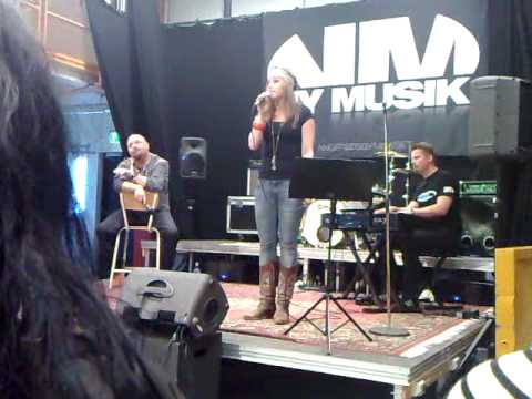 nattstad.se/svampeehn - alice hagenbrant har precis fått en guldbiljett till idol