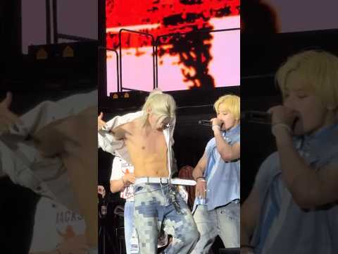 I love Han’s reaction 🤣 because I couldn’t take my eyes off Felix #felix #skz #shorts #viralvideo