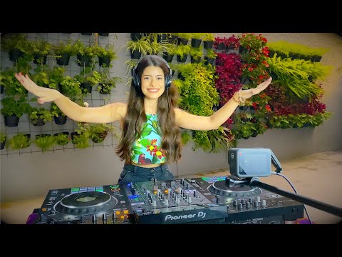 Sarah Kraz - Melodic Techno & Progressive House Mix [Meduza, Miss Monique, Innellea, Bodzin]