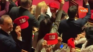 "No alla guerra", protesta M5s al Senato con cappellini in stile "Maga" come Donald Trump