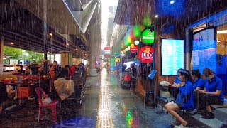4K 🇹🇭 Walking on Sukhumvit Road (ASOK to NANA) in Bangkok in the Rain