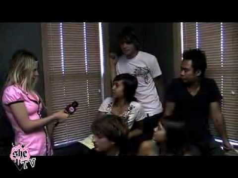 SHEtv Interviews - Meg & Dia on Warped Tour