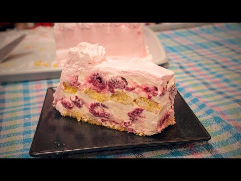 A quick cake with raspberries and ladyfingers