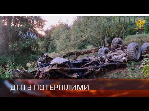 Вантажівка з дітьми декілька разів перекинулася
