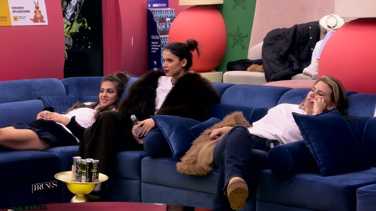 Kelly dhe Laerti këndojnë pranë Jozit dhe Aldos