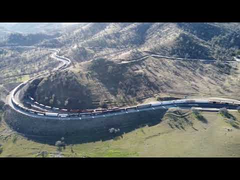 Tehachapi Loop - two trains in thirteen minutes