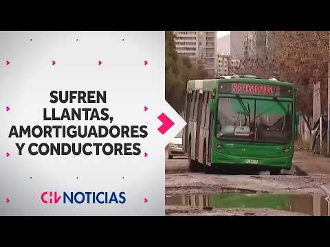 FORADOS EN CALLES tras las lluvias complican el tránsito: Micros quedaron atrapadas en Est. Central