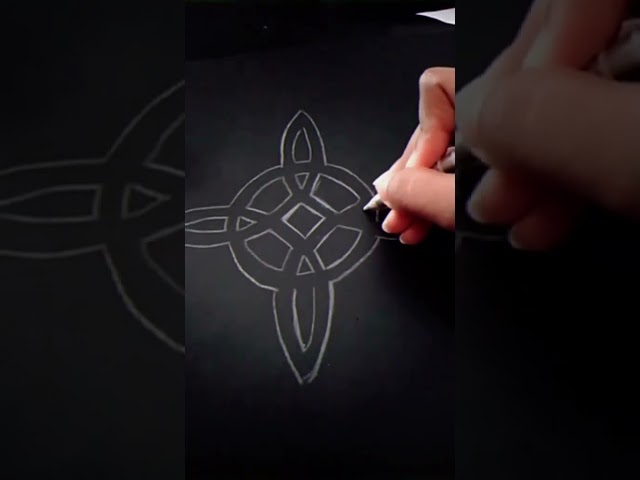 Vídeo relacionado con Keskin Diario de Grimorio de cuero hecho a mano, libro de hechizos de sombras para brujería, wicca, diario de brujas y cuaderno, diario vintage en blanco para hechizos y notas rituales, 18 x 12 cm