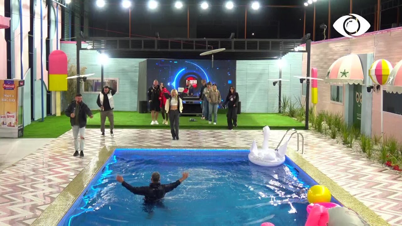 Qetsori hidhet në pishinë