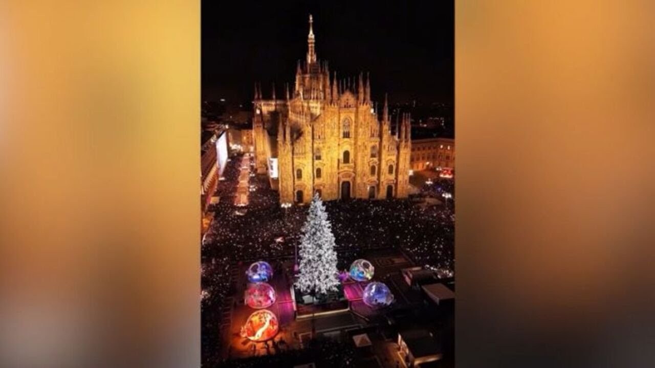 Milano, festa in piazza Duomo per l'accensione dell'albero di Natale