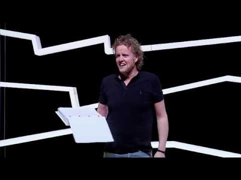 Remco Veldhuis in De Meerpaal met de ongeautoriseerde samenvatting van de Bijbel Remco Veldhuis in De Meerpaal met de ongeautoriseerde samenvatting van de Bijbel