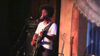 Alex Cuba; Contradicciones