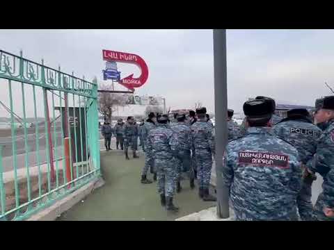 Տասնյակ ոստիկաններ՝ օդանավակայանի ճանապարհին. ի՞նչ է կատարվում