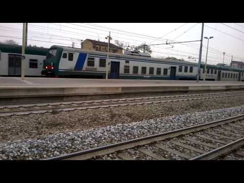 E464 241 Trenord+8 piano ribassato Trenord e XMPR - Milano Greco 11/11/2016
