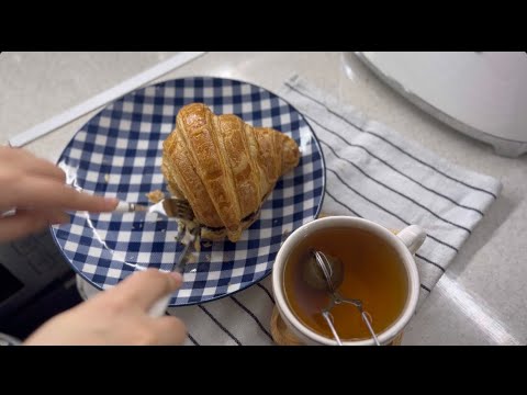 Croissant 🥐 with banana and chocolate 🍫 کروسان موز و شکلات کنار من🤎