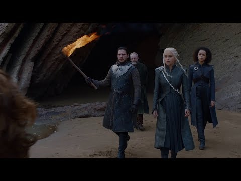Game of Thrones 7x04-Jon shows Daenerys the Dragonglass