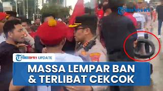 Massa 'Cipayung Menggugat' Lempar Ban Bekas, Berujung Cekcok dengan Polisi saat Tiba di Gedung DPR
