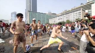 preview picture of video 'Gangnam Style (illegal mob) - Happy Holiday Indonesia.mp4'