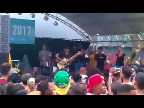 Alain Perez en la guitarra.