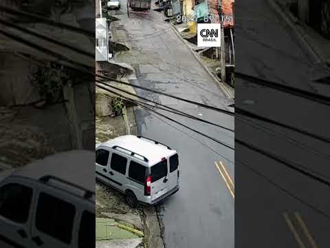 IMPRESSIONANTE: câmera de segurança registra caminhão carregado com asfalto tombando em SP