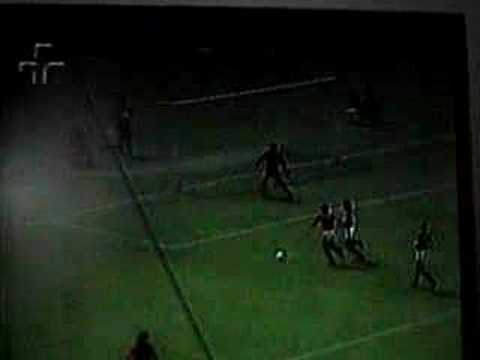 Enéas de Camargo marcando entre as pernas de Leão!