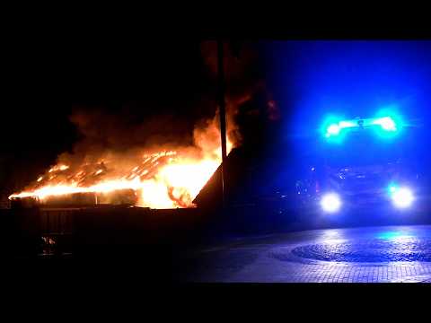 Veel brandweer met spoed | Grote brand legt loods vol voertuigen in de as Siercksmawei Nijewier