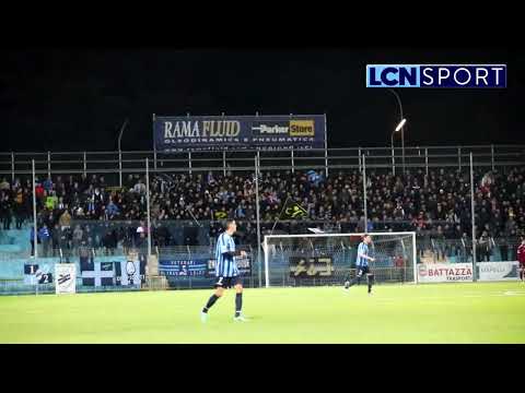 Lecco-FeralpiSalò: la Curva Nord in "Chi non salta un comasco è”