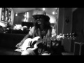 Johnny Depp tocando la guitarra Hollywood Vampires - My Dead Drunk Friends