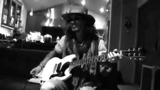 Johnny Depp tocando la guitarra Hollywood Vampires - My Dead Drunk Friends