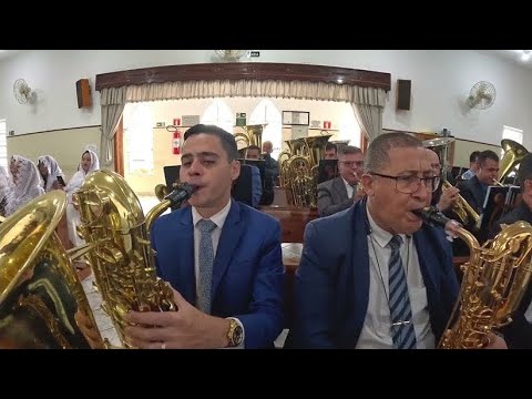 296 Teu nome é soberano, ó Redentor! Orquestra animada e na comunhão do céu.