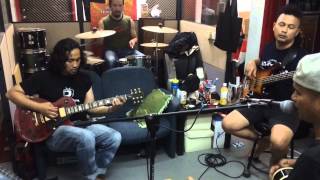 Download lagu 'En Ronald Moore' live at The Loteng Studio by Pretty Ugly. This was our 1st single back i mp3