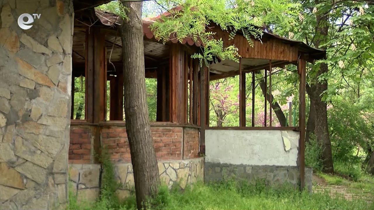 Паркът на ул. Бяло море в Хасково тъне в разруха от години