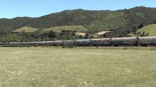preview picture of video 'KiwiRail Freight Train, Speedy's Crossing, Wairarapa, NZ'
