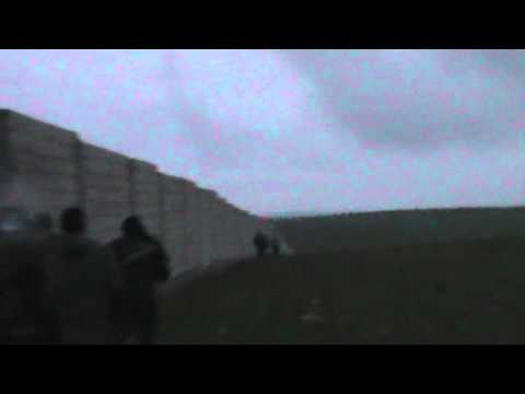 انتشار مقاتلي كتيبة أبو عبيدة ابن الجراح قبل اقتحام حاجز السمان في محيط طيبة الإمام في ريف حماة