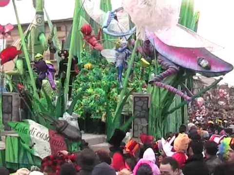 Carnevale di Viareggio 2011: "L'erba di casa mia".
