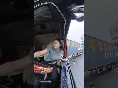 Xinh đẹp và kỹ năng cực đỉnh khi lùi xe đầu kéo to của nữ tài xế này #automobile #truck #truckdriver