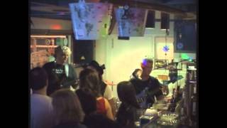 QUIERO UN CAMION (Loquillo y Los Trogloditas). TXISUM Y EL SELLO en el Bar La Jarrita Helá.