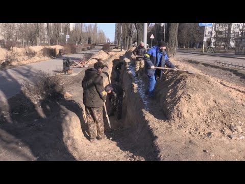 Κίεβο: Προετοιμασίες  για αστικό πόλεμο, οι Ουκρανοί σκάβουν χαρακώματα γύρω από την πόλη