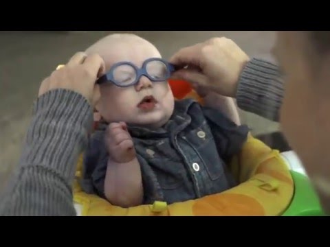 Ребенок со слабым зрением впервые увидел маму